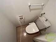 トイレです。タオル掛けもついて便利ですね。