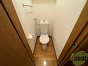 こちらはトイレです。清潔感があり、安心して使用できます。