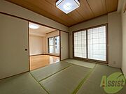 リビング横に和室があります。畳の香りが落ち着きます。