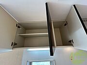 キッチン上にも収納あり、キッチン用品などがしまえます。