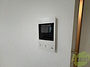 TVモニター付インターホンです。来客者の顔が見えるので安心！