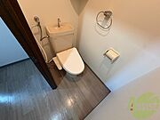 こちらはトイレです。清潔感があり、安心して使用できます。