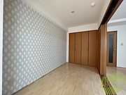 寝室はこちらです。光が差し込む、温かみのあるお部屋です。