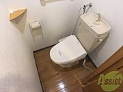 こちらはトイレです。清潔感があり、安心して使用できます。