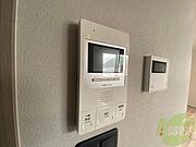 TVモニター付インターホンです。来客者の顔が見えるので安心！