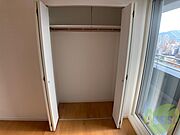 クローゼットを開けてみました。お洋服が沢山しまえそう！