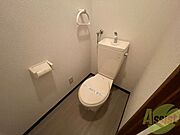 こちらはトイレです。清潔感があり、安心して使用できます。