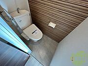 こちらはトイレです。清潔感があり、安心して使用できます。