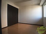 寝室を別角度から撮りました。どう家具を配置しますか？