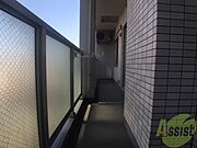 バルコニーです。洗濯物を干したり一息ついたりできますね！