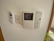 TVモニター付インターホンです。来客者の顔が見えるので安心！
