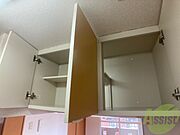 キッチン上部の棚に台所用品や食器などを入れることができます。