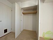 クローゼットは奥行きもあり、荷物が多い方でも安心です。