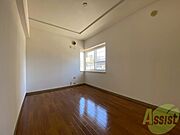 こちらのお部屋は光が差し込む、温かみのあるお部屋です。