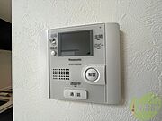 TVモニター付インターホンです。来客者の顔が見えるので安心！