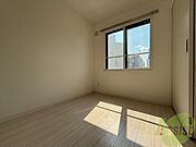 日当たりが良くて心地よく過ごせそうなお部屋です。