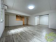 フローリングや壁の色がお洒落な印象のリビングです。