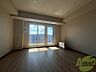 寝室：こちらのお部屋は光が差し込む、温かみのあるお部屋です。