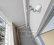 洗濯機設置スペースはベランダにあります。