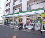 ファミリーマートヤスイカドノ五条店まで129m 阪急西京極駅を少し北上して葛野大路通り沿いにあります