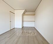 別方向から見た1階6帖洋室です。