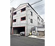 赤が特徴的な建物・