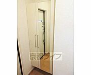 靴箱には姿見鏡が付いてます