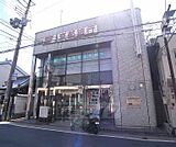京都銀行 藤森支店まで527m 本町通り沿いの京都銀行。最寄は藤森駅です。