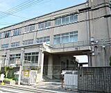 藤ノ森小学校まで598m 活気溢れる小学校です。