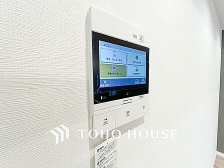 誰が来てもわかる様にモニター付きインターホンを設置。快適と安らぎを合わせた優しい設計。