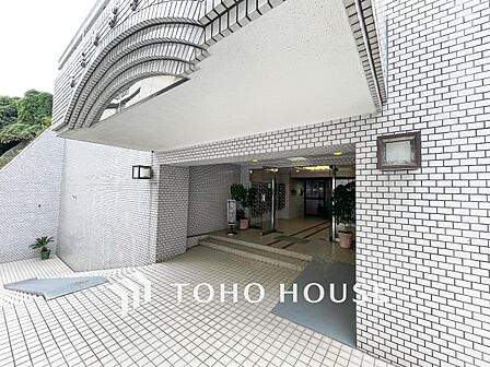 爽やかな青空の下に贅沢なほどに降り注ぐ陽光、豊かな居住性と、クオリティが見事に調和した住空間。