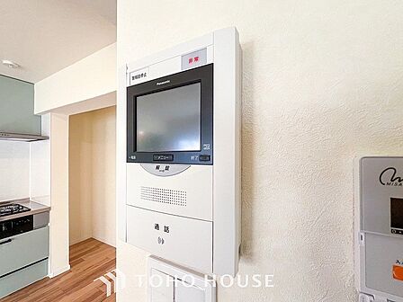 誰が来てもわかる様にモニター付きインターホンを設置。快適と安らぎを合わせた優しい設計。
