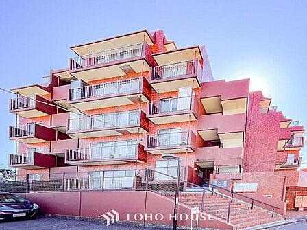 住む人を映し出す洗練された佇まいは、いつまでも輝き続けながらいつしか街の風景に溶け込んでいきます。