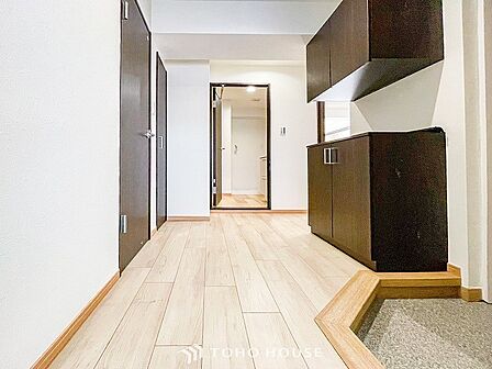 上質感漂う廊下。居住者の帰り、訪れる方を優しく迎える・安らぎに満ちた生活空間を予感させる。