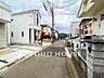 外観：前面道路含む現地写真『快適』は「家」と「街」と「環境」が調和した時に訪れるだと改めて感じさせてくれます。