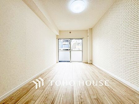 爽やかな色合いのフローリングと清潔感の溢れるクロスが明るい空間を創り出しているリビングダイニング。