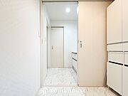 落ち着いた空間を演出するカラーと、ゆったりお使い頂ける広さが魅力のパウダールーム。