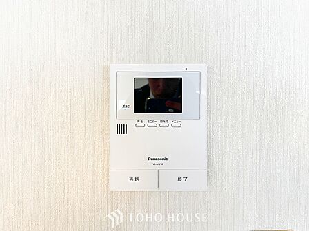 誰が来てもわかる様にモニター付きインターホンを設置。快適と安らぎを合わせた優しい設計。