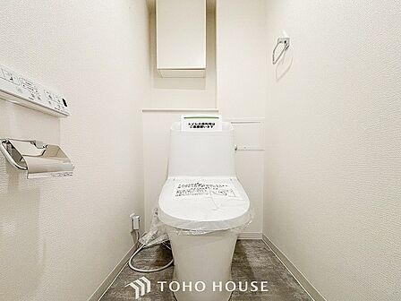 トイレはシンプルにホワイトで統一した温水洗浄付です。