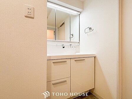 洗面台・洗面所三面鏡裏収納には化粧品や洗面用品類をすっきり整理できます。