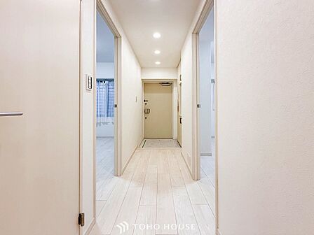落ち着いた色を基調としていて、明るく優しい玄関となっています。