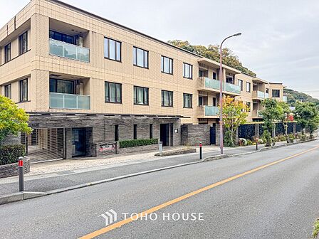 前面道路含む現地写真『快適』は「家」と「街」と「環境」が調和した時に訪れるだと改めて感じさせてくれます。