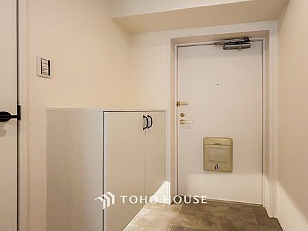 居住者の帰り、訪れる方を優しく迎えてくれる玄関です。