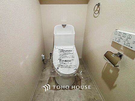 トイレはシンプルにホワイトで統一した温水洗浄付です。