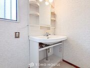 洗面台・洗面所小窓が設置され、湿気がこもりやすい室内の換気・採光に配慮されています。