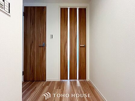 上質感漂う廊下。居住者の帰り、訪れる方を優しく迎え安らぎに満ちた生活空間を予感させます。