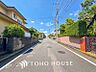 外観：前面道路含む現地写真『快適』は「家」と「街」と「環境」が調和した時に訪れるだと改めて感じさせてくれます。