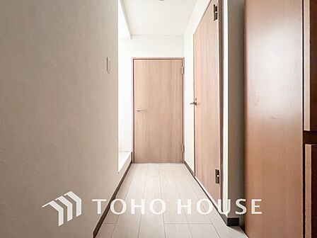上質感漂う廊下。居住者の帰り、訪れる方を優しく迎える・安らぎに満ちた生活空間を予感させる。
