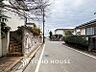 外観：前面道路含む現地写真『快適』は「家」と「街」と「環境」が調和した時に訪れるだと改めて感じさせてくれます。