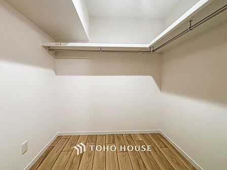 衣類だけでなく大きな荷物も収納でき、お部屋がすっきりします。